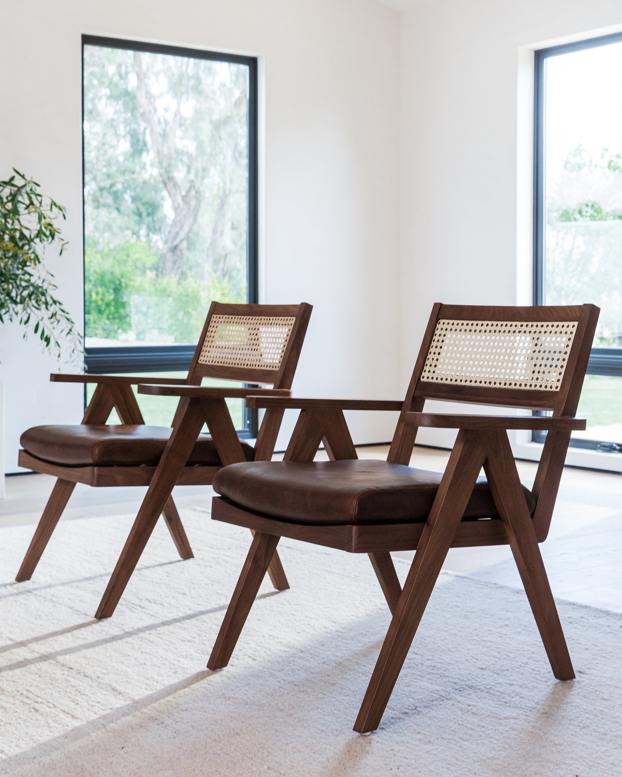 Walnut Frame / Maple Brown Leather Seat